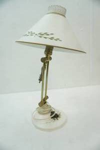 lot 53 image: Vintage Toleware Table Lamp