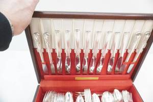 lot 63 image: Vintage Rogers, Oneida Flatware (stainlessplated)