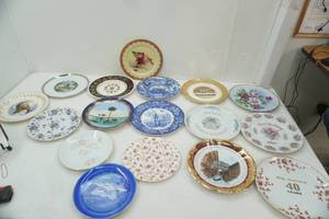 lot 104 image: Collectible Vintage Porcelain & Fine China Plates
