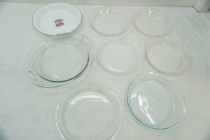 lot 106 image: Glass Pie Plates. Pyrex, Anchor Hocking and more