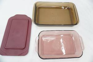 lot 107 image: Pyrex Cake Pans 2ct