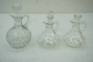 lot 172 image: Vintage Clear Glass Cruets 3ct