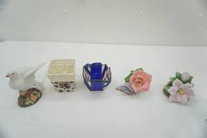 lot 183 image: Ceramic Night Light Covers and Night Light, tea light holders, ceramic bird