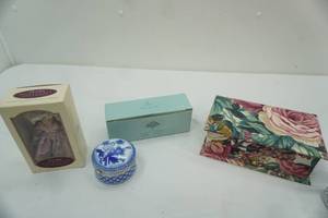 lot 189 image: Vintage Jewelry Box Porcelain Trinket Box Party Lite porcelain collectibles ornament
