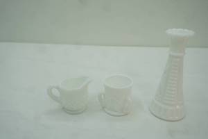 lot 190 image: vintage Westmoreland milk glass thumbelina Swans and Rushes toothpick holder milk glass vase