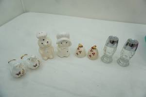 lot 192 image: vintage salt & pepper shakers