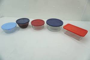 lot 207 image: 5ct Pyrex Glass bowls with lids (lids are pyrex & anchor)