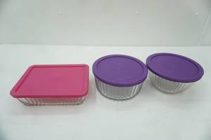 lot 208 image: 2ct Pyrex Glass Bowls and 1ct Pyrex Baking Dish wlids