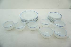 lot 227 image: Vintage Hazel Atlas Moderntone Platonite Set