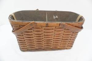 lot 239 image: Vintage Hawkeye Refrigerator picnic basket