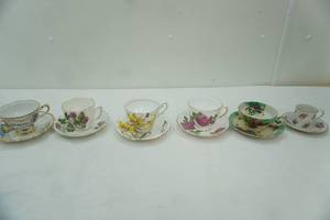 lot 244 image: Vintage Tea Cups and Saucers