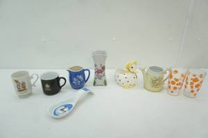 lot 298 image: Vintage China watering can planter, ceramic duck planter and other collectible ceramic pieces