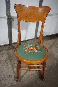 lot 307 image: Vintage Victorian-Style Nursing Rocking Chair