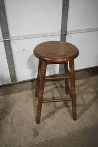 lot 321 image: Stool wooden, 25 tall