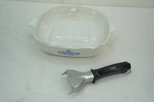 lot 356 image: Vintage Corning Ware Blue Cornflower pattern whandle