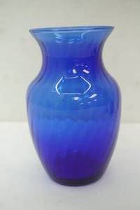 lot 371 image: Vintage Indiana Glass Co. cobalt blue vase 8 tall with a 4 diameter