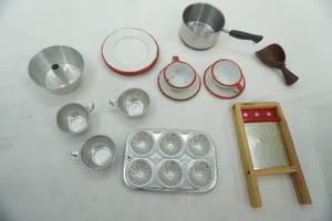 lot 372 image: Vintage Childrens Toy Cookware