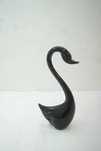 lot 382 image: 8.5 vintage black glass swan figurine