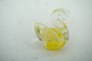 lot 383 image: 3.25x3 vintage hand-blown art glass swan figurine