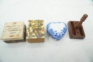 lot 391 image: Vintage Music Boxes