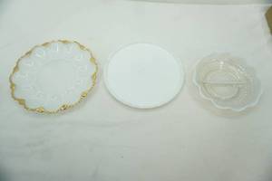 lot 392 image: Vintage Milk Glass