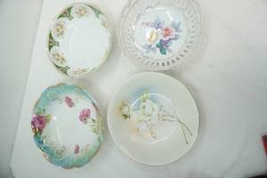 lot 393 image: Vintage Fine China Serving Bowls 4ct