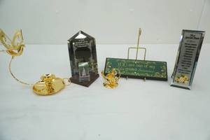 lot 402 image: Vintage Collectibles Lot