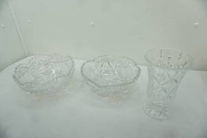 lot 413 image: Antique cut glass serving bowls, Block Crystal Vase
