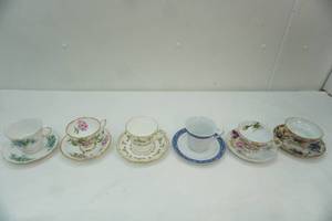 lot 422 image: Collection of Vintage Tea Cups and Saucers