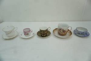 lot 424 image: Collection of Vintage Tea Cups and Saucers