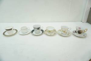 lot 430 image: Collection of Vintage Tea Cups and Saucers