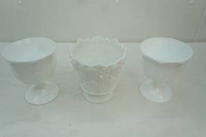 lot 433 image: Vintage White Milk Glass Westmoreland and Indiana