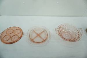 lot 437 image: 1930s Pink Depression Glass Pieces