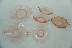 lot 445 image: 1930s Pink Depression Glass Pieces