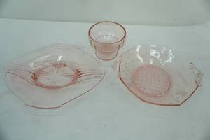 lot 447 image: 1930s Pink Depression Glass Pieces, compote, serving bowl, octagon platter