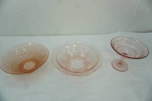 lot 448 image: 1930s Pink Depression Glass Pieces