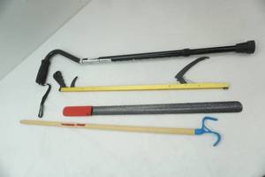 lot 459 image: 1 footed cane, shoe horn, grabbers