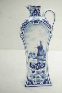 lot 477 image: Vintage Delft blue jugewer 9.5 tall