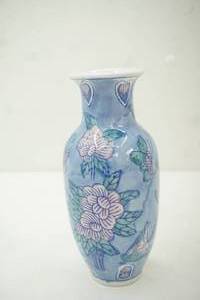 lot 479 image: Vintage Chinese Porcelain Vase 8 tall