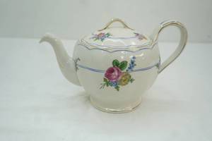 lot 485 image: Vintage Teapot.  Creampetal Devonshire Rose by Grindley