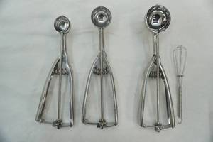 lot 489 image: 3 stainless steel scoops (different sizes) and 1 mini whisk