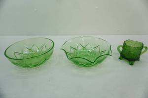 lot 491 image: Vintage Hazel Atlas Uranium Glass Serving Bowls Diamond Arches