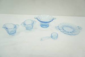 lot 512 image: Vintage Moonlight Blue & BLue Janice Glass Pieces