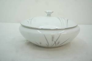 lot 521 image: Vintage Platinum Wheat Fine China Covered Casserole Dish