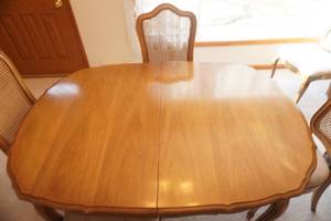 lot 305 image: Dining Room Table & 6 Chairs, ottomanside table