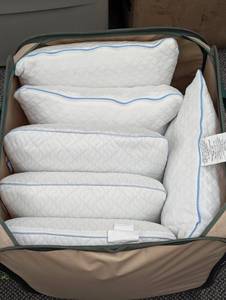 Lot of 6 Tempur-Pedic Pillows