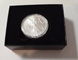 lot 69 image: 1995 Silver American Eagle in Black Velvet Box