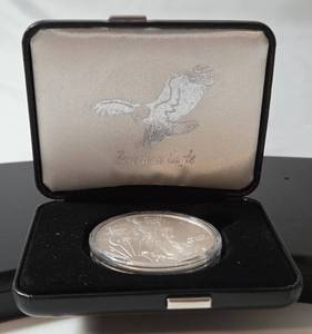 lot 71 image: 2009 Silver American Eagle in US Mint Black Case