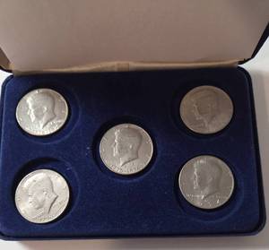 lot 73 image: 5 - Kennedy Half Dollar (4-Bicentennials, 1-1974)