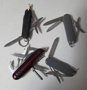 lot 130 image: 4 Multi-Function Pocket Knives
